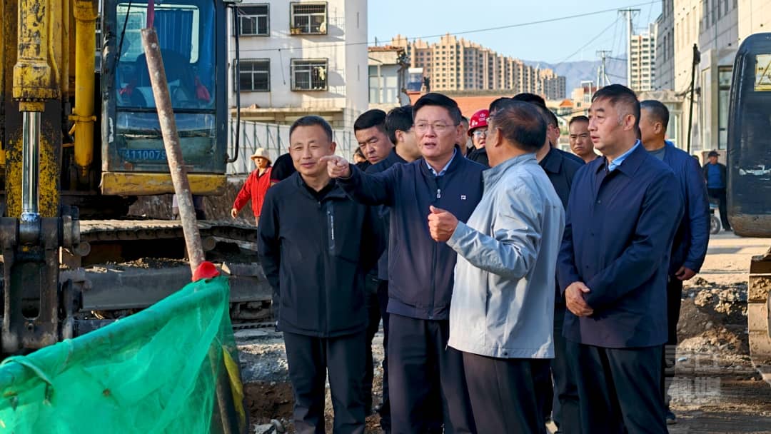 周鹏调研县城道路地下管网改造项目建设情况