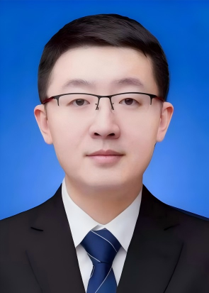 任　亮